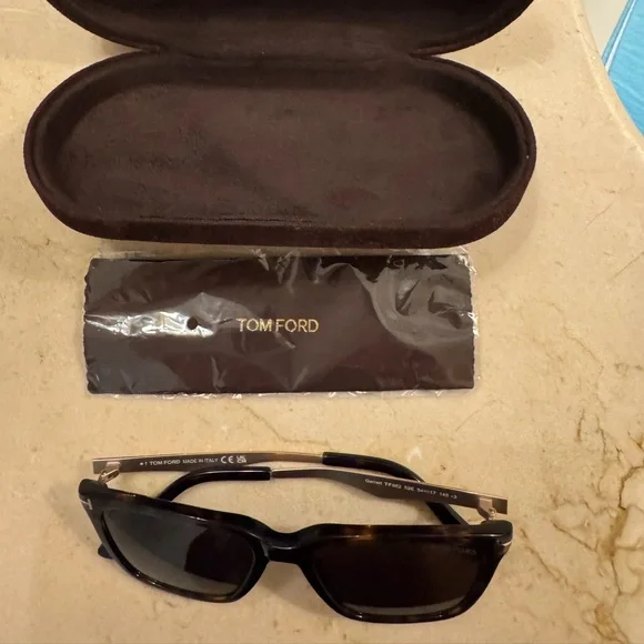 Tom Ford Garrett sunglasses
Garrett TF862 52E 54<017 145 *3
Brown - Picture 8 of 8